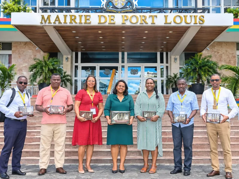 Délégation devant la Mairie de Port-Louis